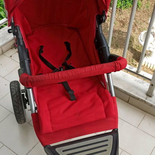 Baby stroller like new with safety belts and canopy