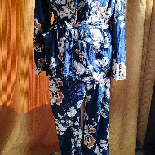 Dresses and Jumpsuits like new, pack of 12 pieces