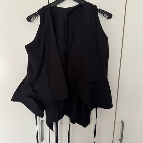 Sleeveless shirt tied black size S used