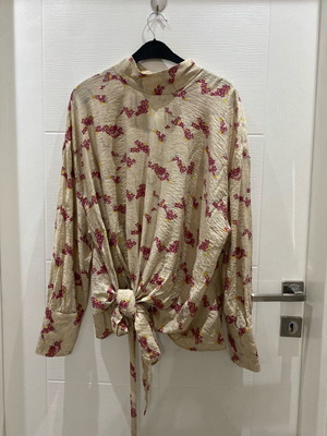Zara women's blouse new, beige with floral pattern and front tie