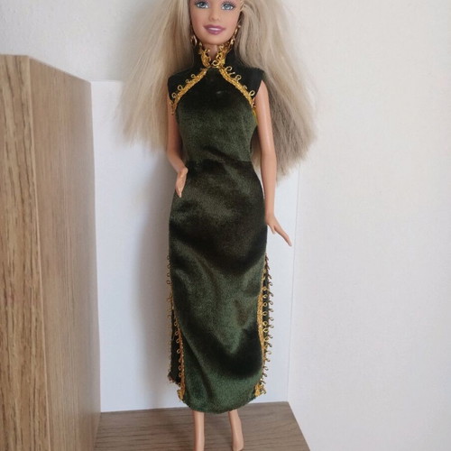 American Idol Barbie 2005 used with original earrings