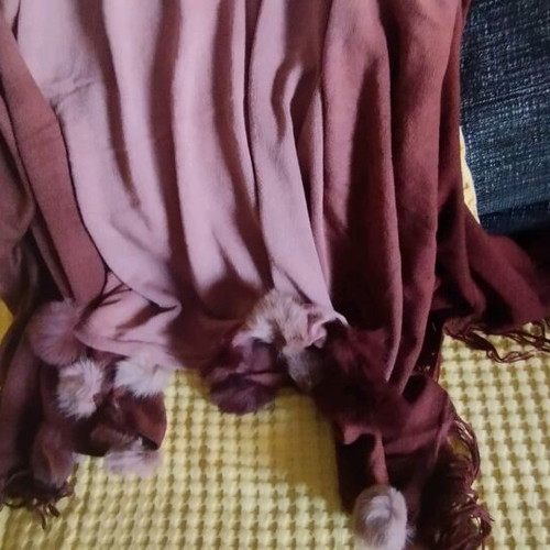 Scarf with pom poms and fringes like new