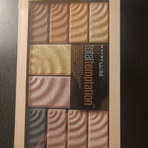 Maybelline Total Temptation eyeshadow and highlight palette new