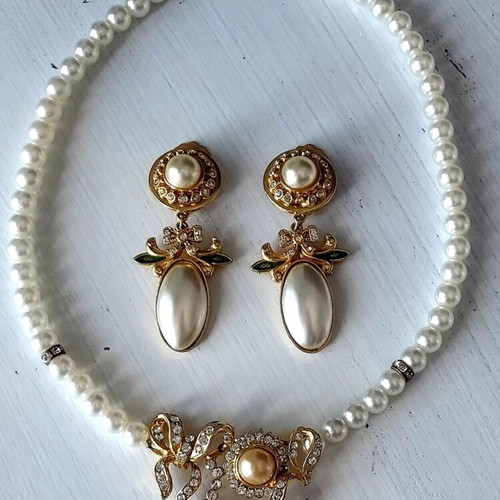 Necklace and earrings set with white pearls like new