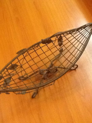Large metal fruit bowl with leaf decoration, like new, 0.80m