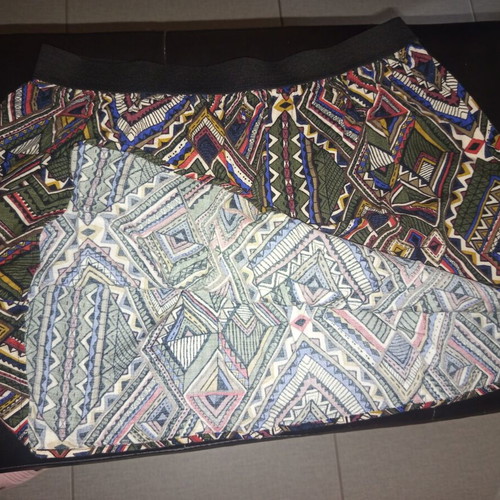 Skirt with Elastic Waist, Pleats and Geometric Pattern like new, size L