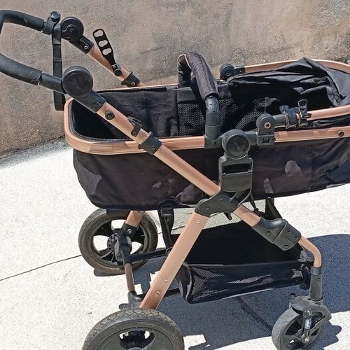 Multifunctional baby stroller like new with adjustable seat and footmuff