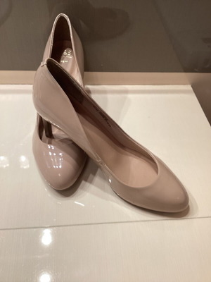 Patent leather nude pumps No 40 1/2 new M&S