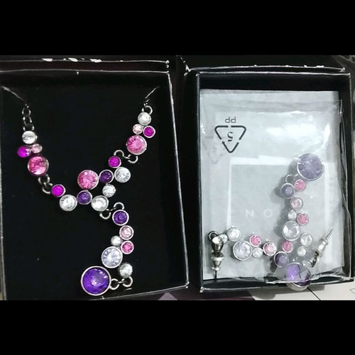 Avon jewelry set like new with necklace and earrings in box