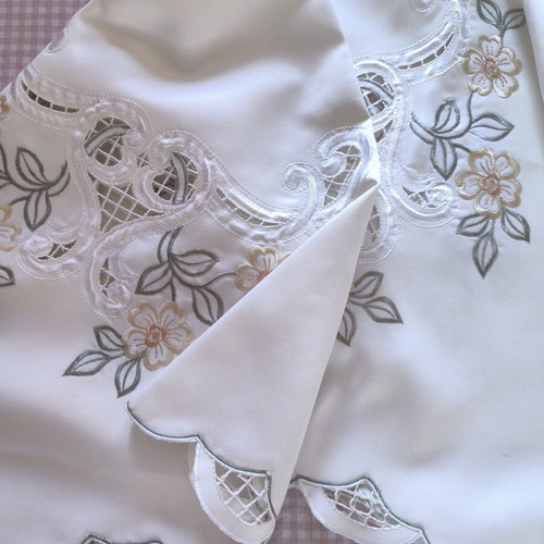 Tablecloth with embroidery new, 85/84 cm