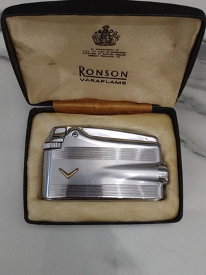 Ronson Varaflame vintage lighter like new with original case
