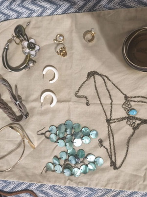 Necklaces and assorted bijou used, multicolor
