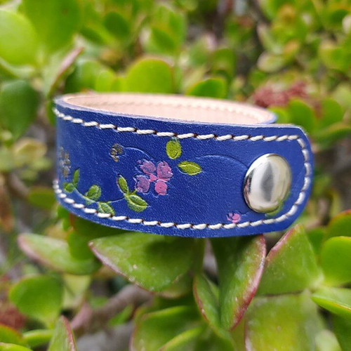 Leather bracelet with painted flowers