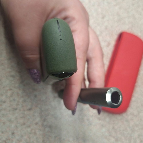 IQOS ILUMA Moss Green σαν καινούργιο με θήκη Bright Coral δώρο