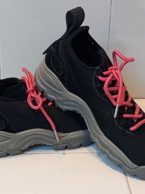 Γυναικείο sneaker Kendall+Kylie μεταχειρισμένο, νούμερο 38, μαύρο