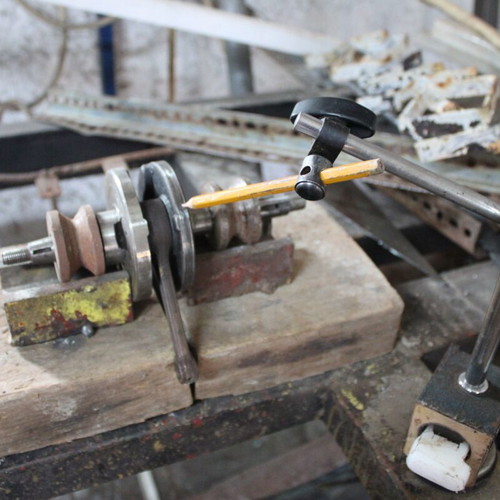 Lathe instrument with magnetic base used