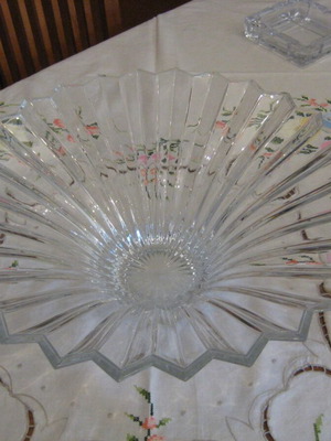 Crystal fruit bowl like new, heavy transparent crystal