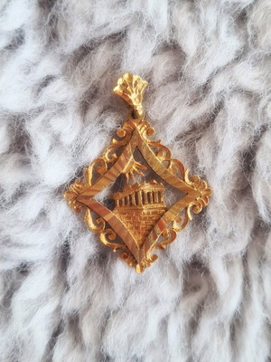 Carved 14K Gold Pendant like new with embossed Acropolis