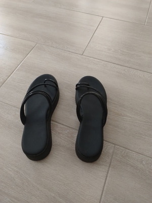 Flat form sandals like new, size 40, black