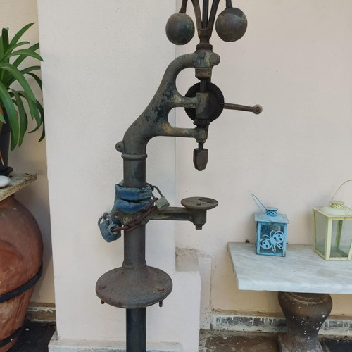 Tool used from 1900 for immobilizing materials made of solid iron