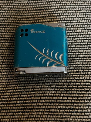 Αναπτήρας vintage Prince 1960 μεταχειρισμένος με μπλε φινίρισμα και διακοσμητικό σχέδιο