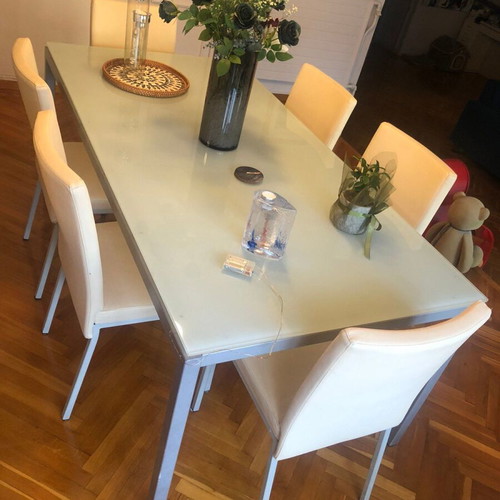 Dining table set like new with aluminum frame, glass top, 6 chairs and 2 armchairs with white leather