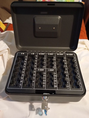Portable cash box in black color like new