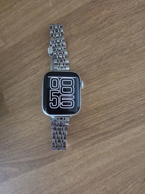 Apple Watch 40mm like new with extra straps and bracelet