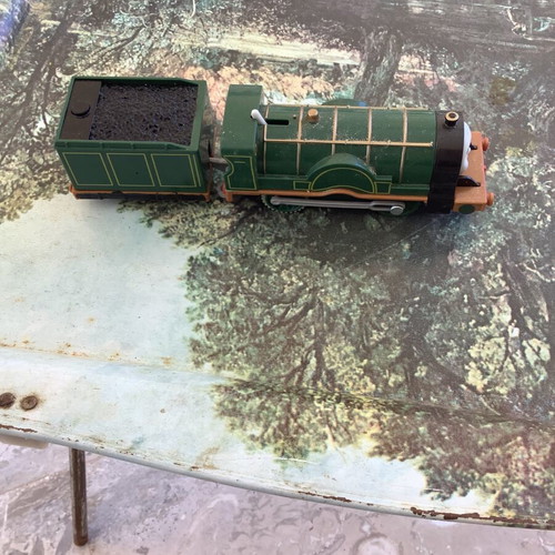 Thomas the Train Mattel 2013 toy train with two carriages like new