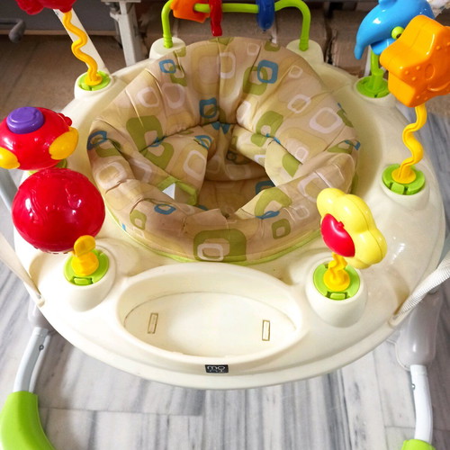 Baby jumper like new with colorful toys and 360-degree rotation