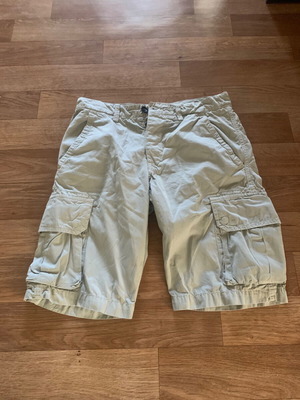 Fred Perry cargo shorts like new, size S, white