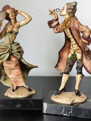 Pair of statues on Carrara marble, made in Italy, like new