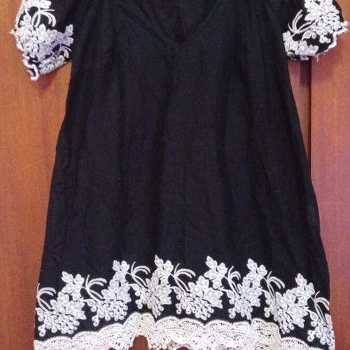 Manolo blouse black with white embroidery like new, size M