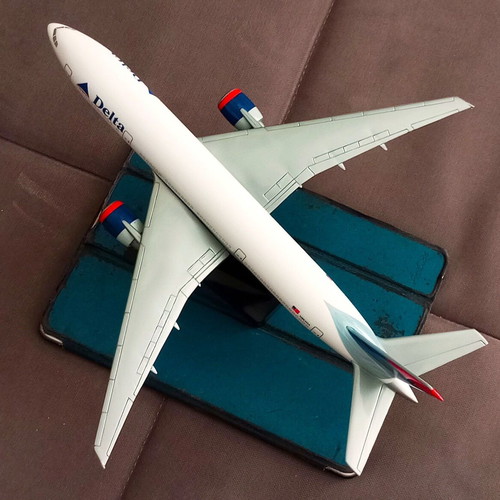 Boeing 777-232ER Delta Air Lines plastic model 1/200 scale new