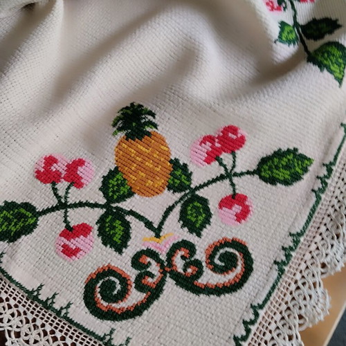 Vintage embroidered tablecloth hand-stitched, like new, 125x125 cm