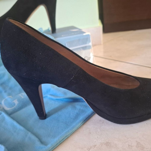Paco Gil black suede pumps size 39 new with spare heels and case