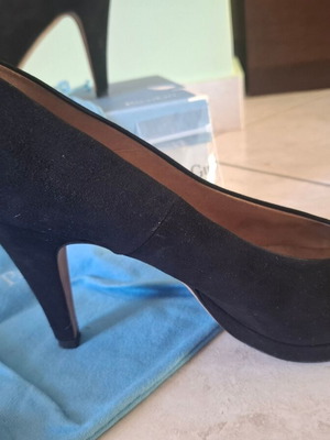 Paco Gil black suede pumps size 39 new with spare heels and case
