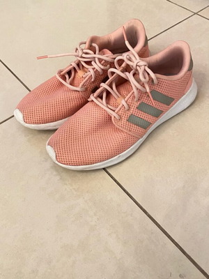 Αθλητικά Adidas ροζ σαν καινούργια, μέγεθος 38 και 2/3