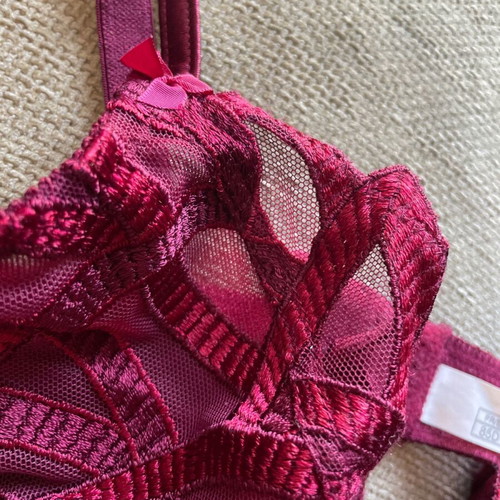 Wonderbra set burgundy lace with string unused and new