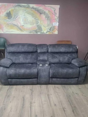 Γκρι υφασμάτινος καναπές με κονσόλα για ποτήρια και χειροκίνητο μηχανισμό ανάκλισης νέος