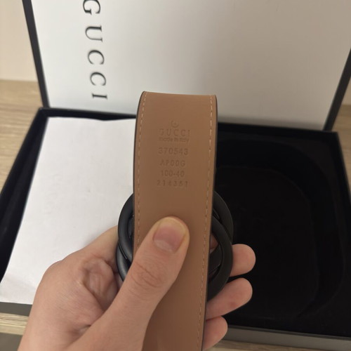 Gucci belt with large GG buckle, like new, unisex