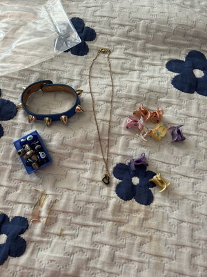 Jewelry set with gift hair clips, like new