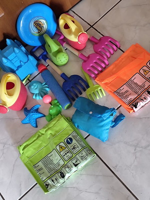 Complete Beach Set with 2 Intex Mattresses and Sand Toys like new