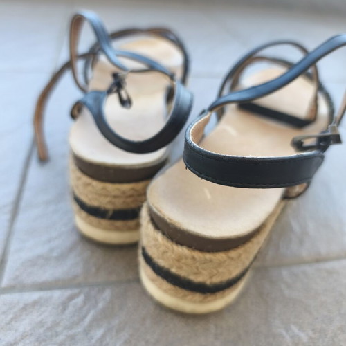 Flatform sandals used with black straps and glitter details, size 39