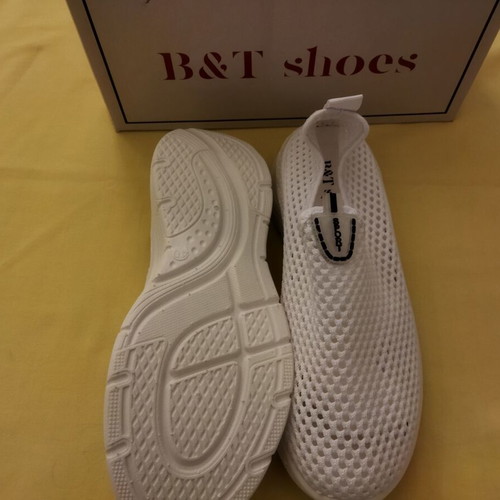 Athletic mesh shoes new, size 40, white