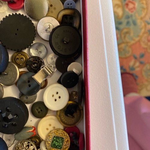 Clothing buttons used, pack of 220 pieces