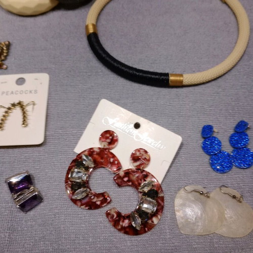 Jewelry set used with necklaces, earrings, bracelets, and rings
