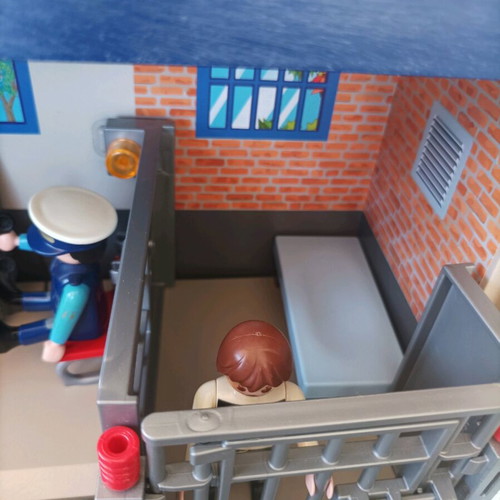 Playmobil police station in very good condition with 13 figures