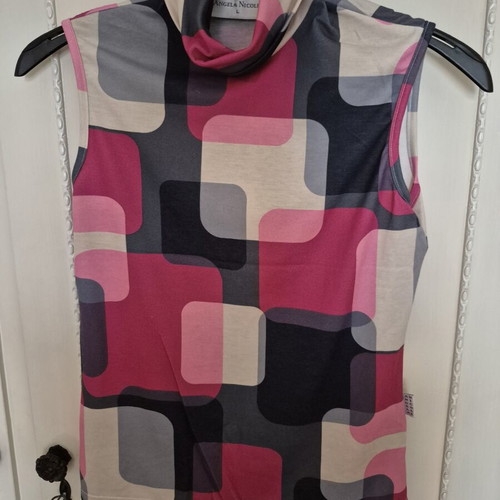 Branded sleeveless shirt medium used, white and pink