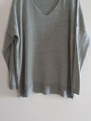 Italian knit sweater, soft grey, V-neck, size M-L